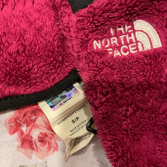 The North Face Purple Fleece Denali Beanie Hat Matching Gloves - Picture 6 of 8